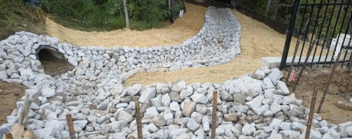 Stone rip-rap dissipater